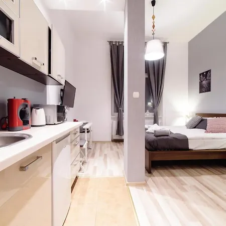 Ξενοδοχείο με διαμερίσματα Cracow Rent - Spacious For 2-7 People In Quiet Area - Kolberga Street Nr 3 - 10 Min To Main Square By Foot Krasków