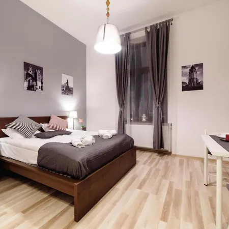 Cracow Rent - Spacious For 2-7 People In Quiet Area - Kolberga Street Nr 3 - 10 Min To Main Square By Foot 3*