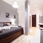 Cracow Rent - Spacious For 2-7 People In Quiet Area - Kolberga Street Nr 3 - 10 Min To Main Square By Foot Apart Otel 3*