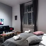 Cracow Rent - Spacious For 2-7 People In Quiet Area - Kolberga Street Nr 3 - 10 Min To Main Square By Foot Apart Otel Krakow