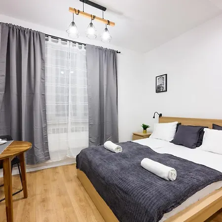 Cracow Rent - Spacious For 2-7 People In Quiet Area - Kolberga Street Nr 3 - 10 Min To Main Square By Foot * Krakov