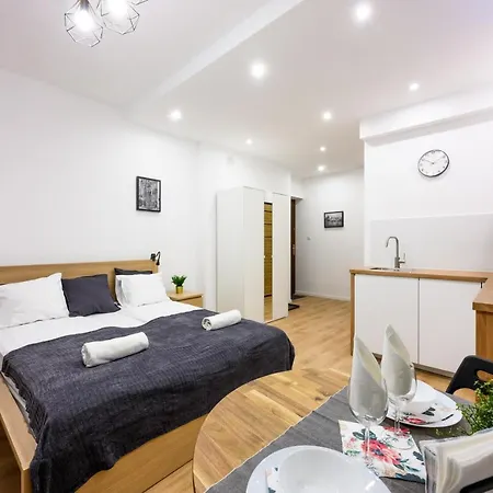 Cracow Rent - Spacious For 2-7 People In Quiet Area - Kolberga Street Nr 3 - 10 Min To Main Square By Foot Aparthotel