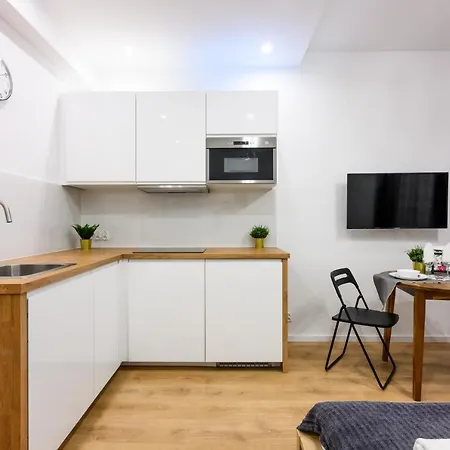 Aparthotel Cracow Rent - Spacious For 2-7 People In Quiet Area - Kolberga Street Nr 3 - 10 Min To Main Square By Foot *