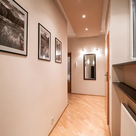 Cracow Rent - Spacious For 2-7 People In Quiet Area - Kolberga Street Nr 3 - 10 Min To Main Square By Foot Krakov